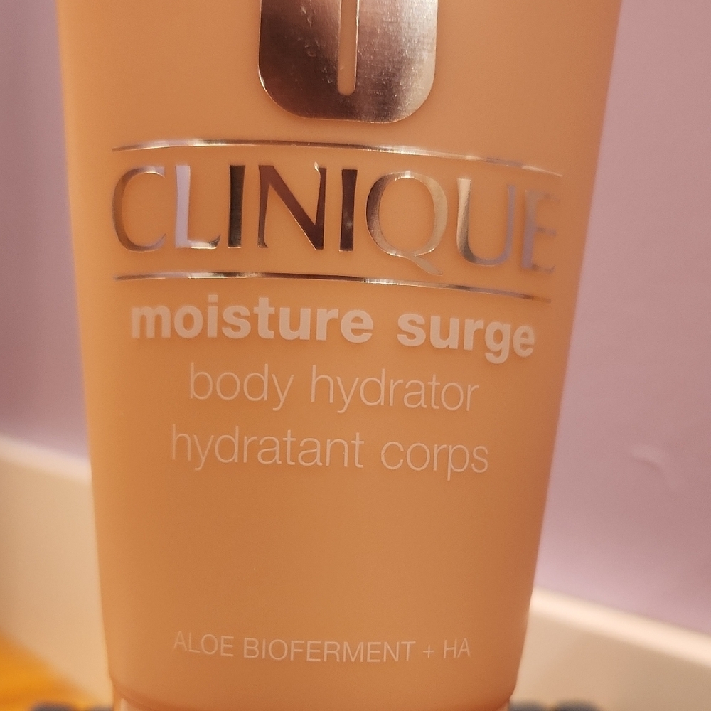 Clinique Moisture Surge Body Hydrator Lotion with Hyaluronic Acid | FULL SIZE - Picture 3 of 6